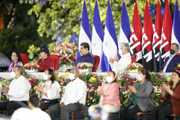 Nicolás Maduro (c), junto al mandatario nicaragüense Daniel Ortega (2-i), la vicepresidenta Rosario Murillo (i), y el presidente cubano, Miguel Díaz-Canel (d), durante la toma de posesión del mandatario nicaraguense, en Managua, Nicaragua.