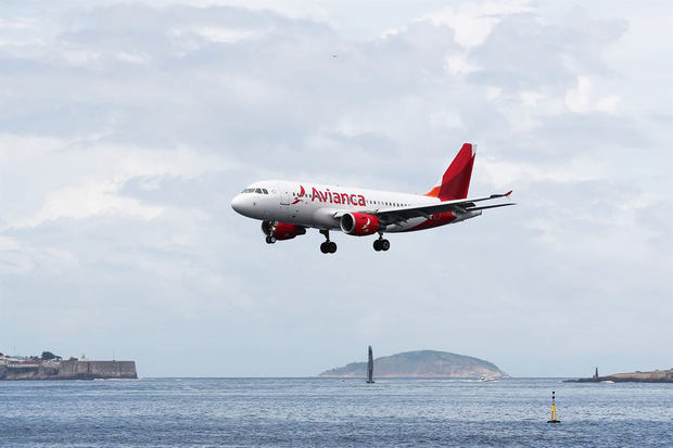 Un avión de la aerolínea Avianca llega a Río de Janeiro, Brasil.