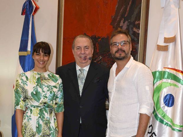 Eduardo Selman, ministro de Cultura, junto a Nashla Bogaert y Frank Perozo.