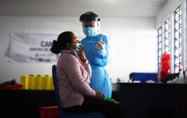 Varias personas acuden a uno de los Centros de Bienestar Respiratorios, habilitados por la Municipalidad de Guatemala, para detectar casos tempranos de la COVID-19, el 20 de enero de 2021 en Ciudad de Guatemala, Guatemala.