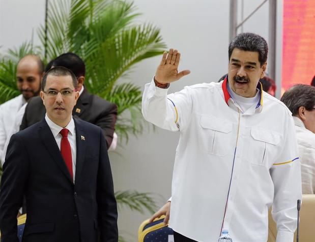En la imagen, el presidente de Venezuela, Nicolás Maduro (d), junto al canciller Jorge Arreaza.