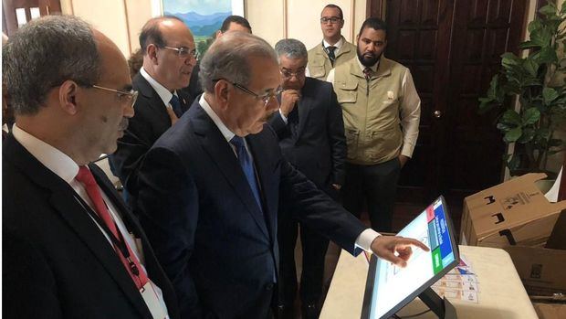 El presidente Danilo recibe explicaciones sobre voto automatizado.
