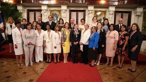 Presidente Medina y ministra entregan la Medalla al Mérito de la Mujer a 14 dominicanas destacadas