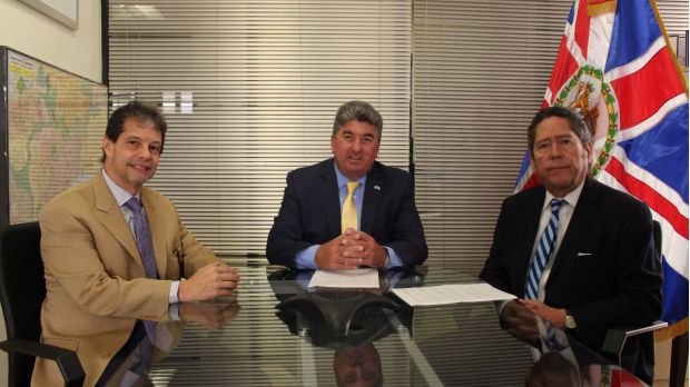 José María Cabral, el embajador Chris Campbell y Fernando González Nicolás.