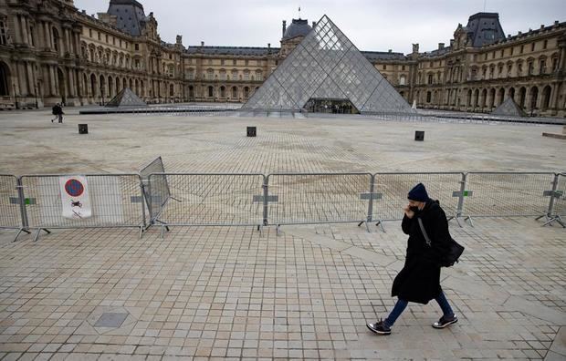 Una valla impide el acceso a las pirámides del Louvre de París, el pasado mes de enero.