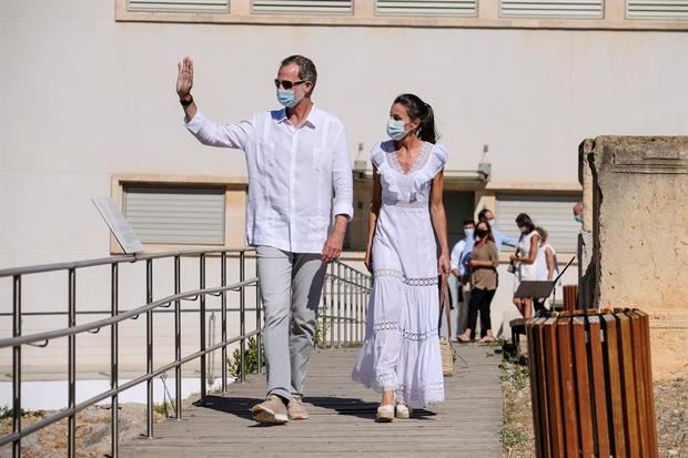 El rey Felipe VI (i) y la reina Letizia saludan durante su visita a Ibiza, ayer.