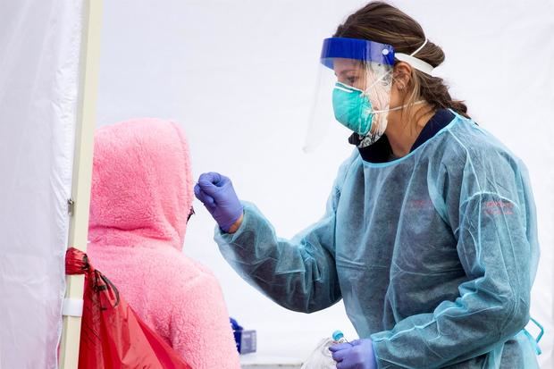 Una enfermera toma una prueba de covid-19 a un niño en un sitio de prueba de covid-19 del Distrito de Columbia en Washington.