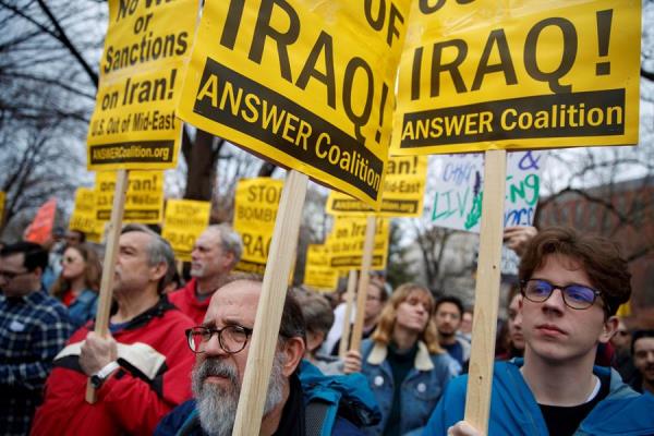 Un grupo de manifestantes fue registrado este sábado al marchar, frente al Hotel Trump International en Washington DC (EE.UU.), en contra de la participación militar de Estados Unidos en Oriente Medio. 
