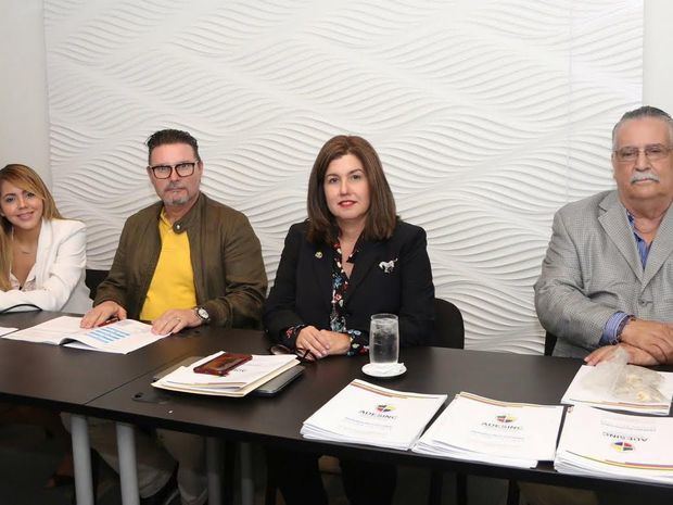 Katia Salomón, asesora legal de Adesinc, José María Tripiana, secretario; Lucile Houellemont de Gamundi, presidenta electa y Salvador Montás, director ejecutivo.