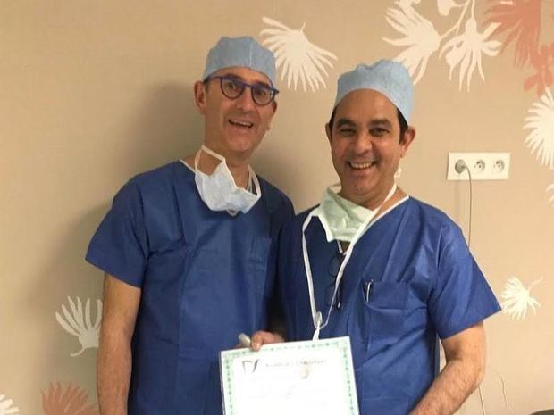 Doctor Pedro Garcian, del Centro de Urología, Andrología y Peli-perinología Alphonse de Saintonge, entrega certificación al Dr. Pablo Mateo.