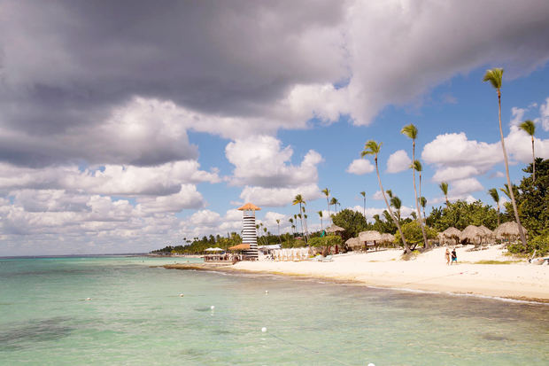 Vista hoy de la playa Bayahibe (República Dominicana), en una fotografía de archivo.