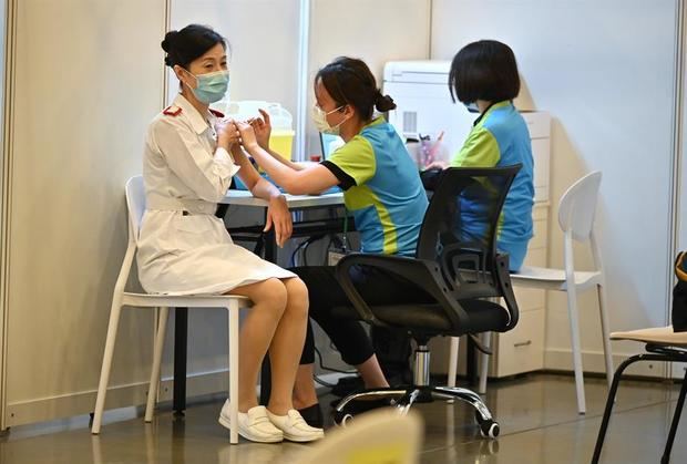 Un trabajador de salud recibe una vacuna COVID-19 en una clínica en Hong Kong, China.
