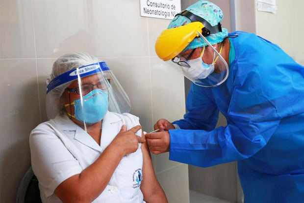 Fotgrafía cedida por la Agencia Andina del inicio de la vacunación al personal de salud del Hospital San Bartolomé, en Lima.