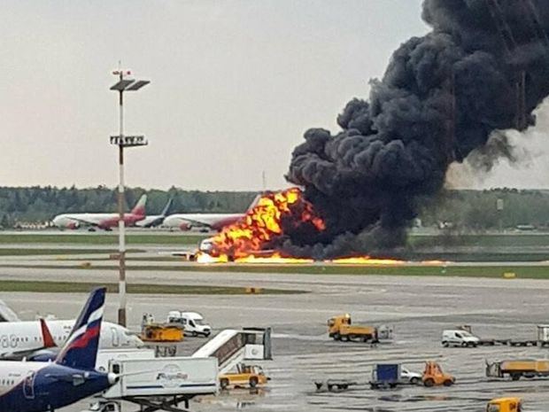 Al menos 41 muertos tras aterrizar de emergencia un avión de pasajeros en llamas en Moscú. (Foto:Fuente Externa).