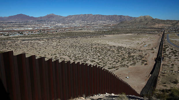 Una vista sobre la nueva sección construida en la valla fronteriza entre Estados Unidos y México el 26 de enero de 2017.

