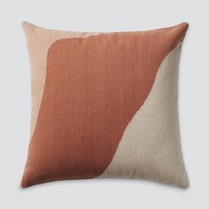 Cambia el estilo del sofá intercambiando el color y los estampados de los cojines 