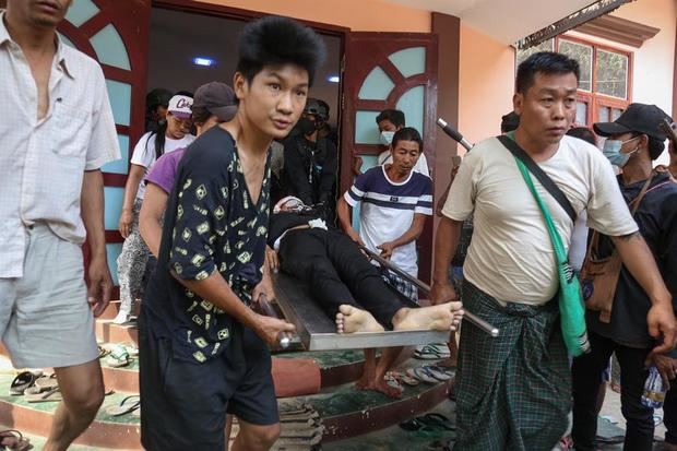 El cuerpo sin vida de Hein Thant, de 18 años, quien recibió un disparo en la cabeza, es trasladado durante una protesta contra el golpe militar en Mandalay, Birmania.

