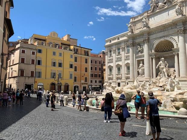 Vista de los escasos turistas en la Fontana de Trevi en Roma este martes. Las imágenes inéditas que dejó la pandemia de coronavirus en Roma, con una Piazza Navona o una Fontana de Trevi desiertas.