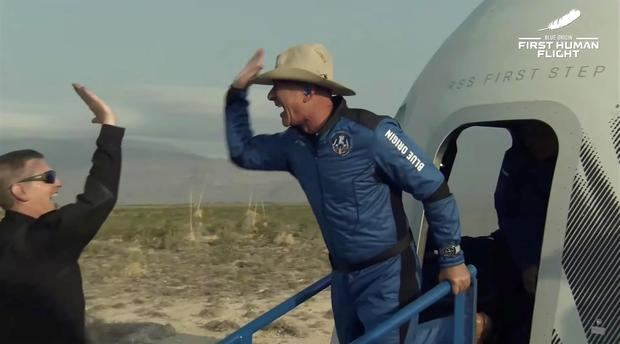 Captura de un video facilitada este martes por Blue Origin en la que se registró al multimillonario estadounidense Jeff Bezos (d), al abandonar una cápsula de Blue Origin New Shepard, luego de un viaje al espacio.
