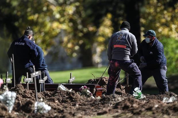 Empleados trabajan en el cementerio de la Chacarita el pasado 11 de mayo de 2021 en la Ciudad de Buenos Aires.