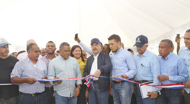 Danilo Medina entrega granja porcícola