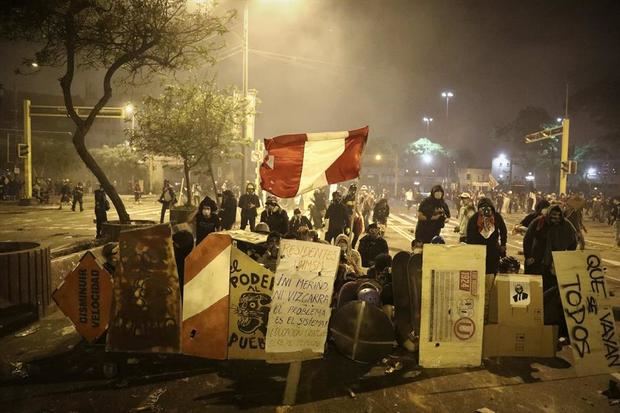 Policía y manifestantes se enfrentan durante una multitudinaria marcha de protesta contra el nuevo gobierno del presidente Manuel Merino, hoy en la plaza San Martín de Lima, Perú.