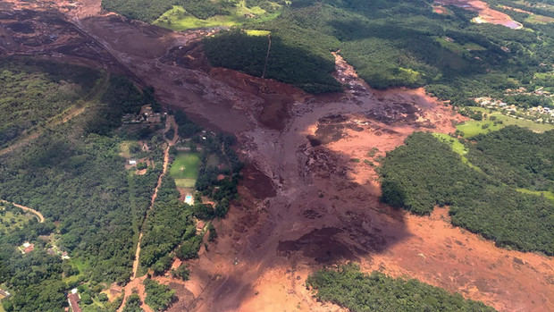 Al menos 300 desaparecidos tras la ruptura de un dique minero en Brasil. 