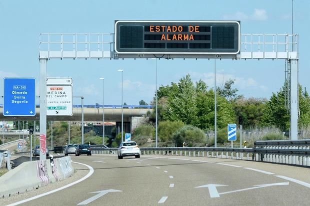 Finaliza el Estado de Alarma en España, lo que supone el fin del toque de queda en la mayoría de España y la supresión de los cierres perimetrales, pero se mantendrán la obligatoriedad del uso de la mascarilla y el control de los aforos, entre otras restricciones.