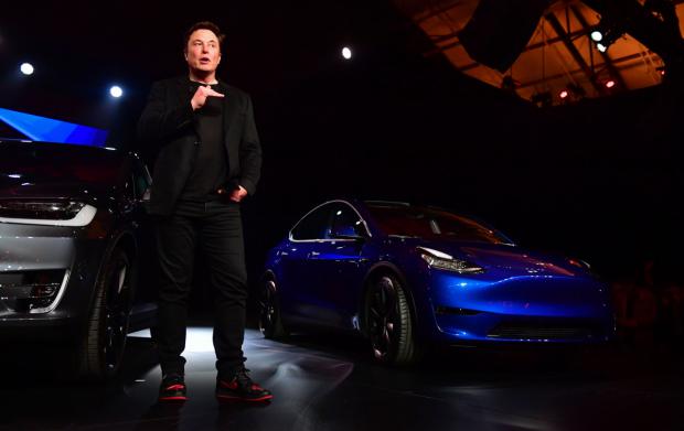 Su empresa Tesla, diseña componentes para la propulsión de vehículos eléctricos y  baterías para el almacenamiento de energía así como vehículos 100% eléctricos