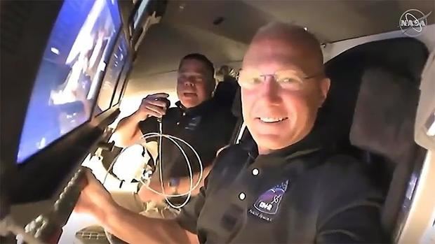 Astronautas de la NASA Robert Behnken y Douglas Hurley a bordo de la misión SpaceX Demo-2 de la NASA acercándose al muelle de la Estación Espacial Internacional, EEI.