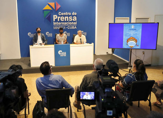 El presidente del Instituto Cubano del Libro, Juan Rodríguez Cabrera (d), fue registrado este miércoles, durante la presentación de 30ª Feria Internacional del Libro de La Habana, en la sede del Centro de Prensa Internacional (CPI) de La Habana, Cuba.