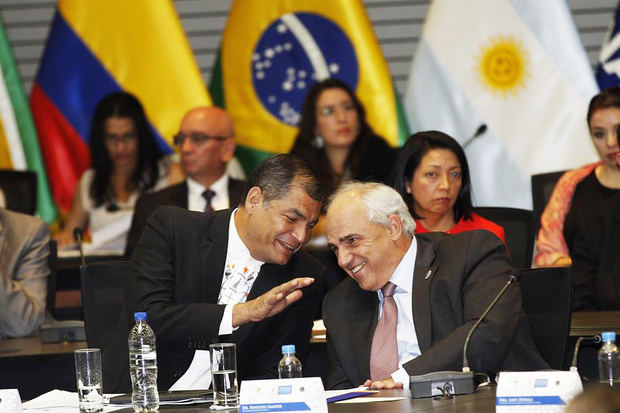 En la imagen, el expresidente de Ecuador Rafael Correa, junto al exmandatario colombiano Ernesto Samper. 