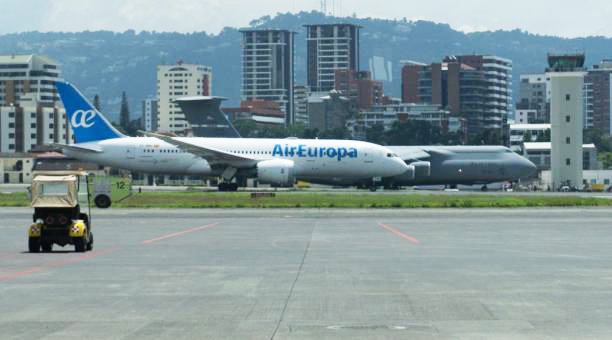Imagen de un vuelo en el Aeropuerto Internacional de La Aurora, en la ciudad de Guatemala. La terminal aérea reabrió, tras la suspensión por la emergencia sanitaria ante la pandemia del Covid-19.
