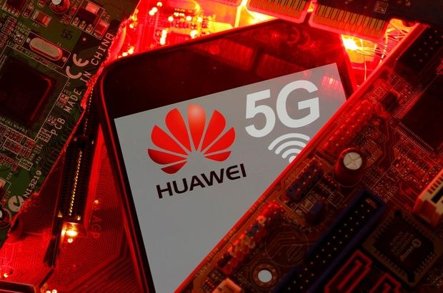 Un teléfono con el logotipo de Huawei y 5G en la placa base de una PC.