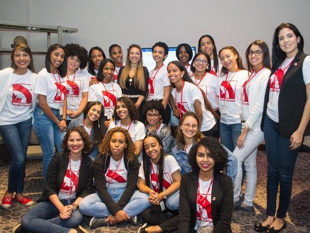 Jóvenes participantes de ' Cumbre de Futuras Líderes en la República Dominicana'.