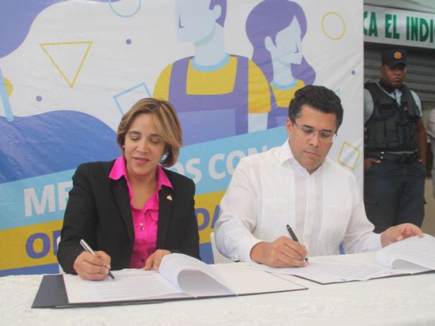 Síndico David Collado, durante la firma del convenio, realizado en el mercado de Honduras.