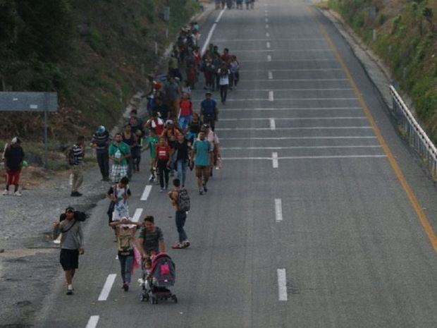 Cientos de migrantes intentan cruzar la frontera de México con Estados Unidos.