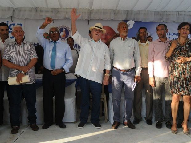 El expresidente Hipólito Mejía recibió masivos apoyos de los habitantes en los municipios de Boca Chica y San Antonio de Guerra.