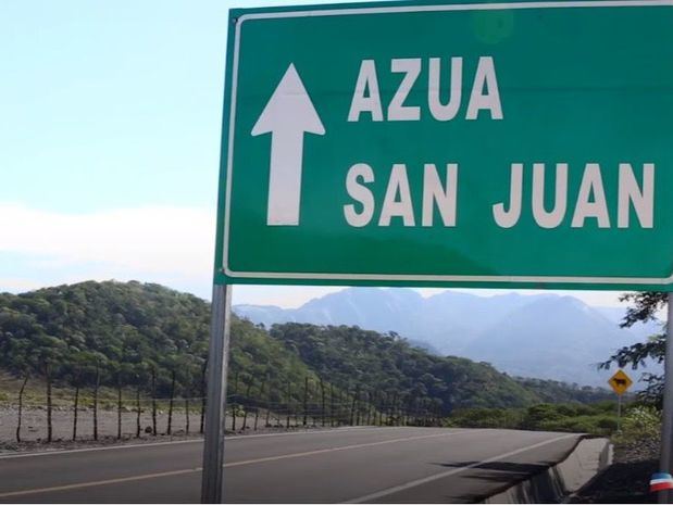 Al menos tres personas murieron y otras cuatro resultaron heridas este sábado tras el choque entre un camión y un autobús de pasajeros en un tramo carretero de la autopista Sánchez en la provincia de Azua.