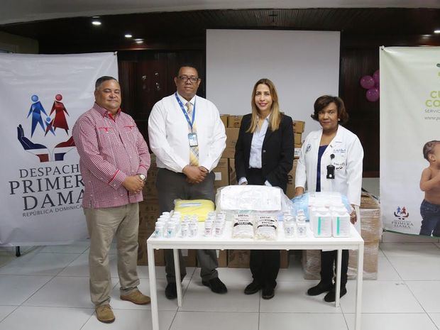 Doctora Lissy Campos junto a miembros del Despacho de la Primera Dama a través de su programa “Cuenta Conmigo”.
dona medicamentos, insumos médicos y material quirúrgico.