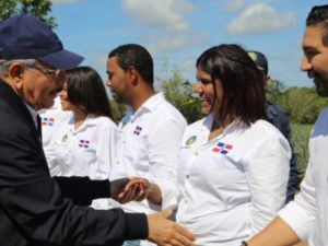 Medina reconoce y se reúne con agricultores y agroempresarios en La Vega
 