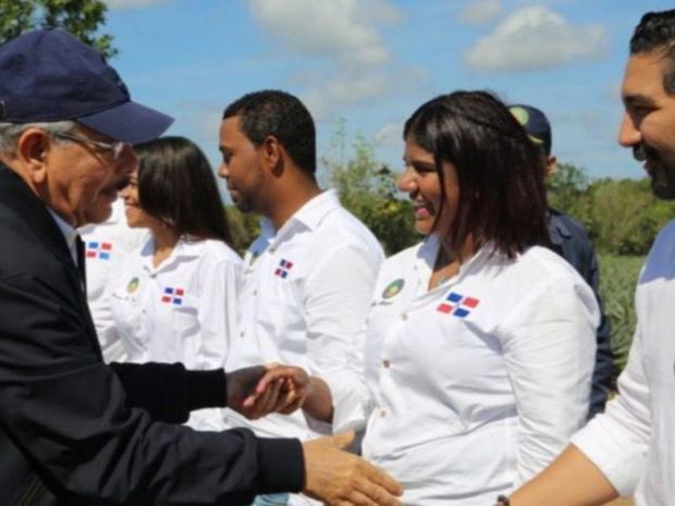 Danilo Medina reconoce y se reúne con agricultores y agroempresarios en La Vega.