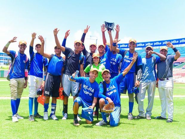 Equipo que participa en la Copa Rica Intercolegial de Fútbol “Viste tu potencial al 100% Rica”.