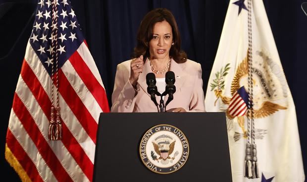 La vicepresidenta de Estados Unidos, Kamala Harris, habla hoy durante una rueda de prensa con motivo de la IX Cumbre de las Américas, en Los Ángeles (EE.UU). 
