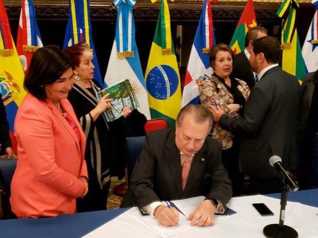 El ministro de Cultura de República Dominicana, Eduardo Selman firmó la Declaración de Buenos Aires.