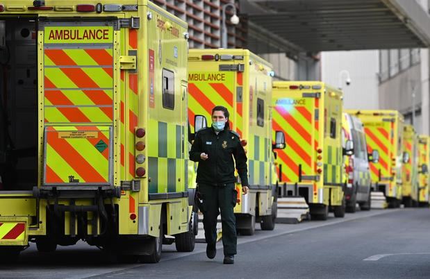 Una ambulancia a las afueras de un hospital en Londres, en una imagen de archivo.