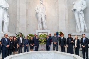 El Cuerpo Consular celebra su día con una emotiva ofrenda floral en el Altar de la Patria