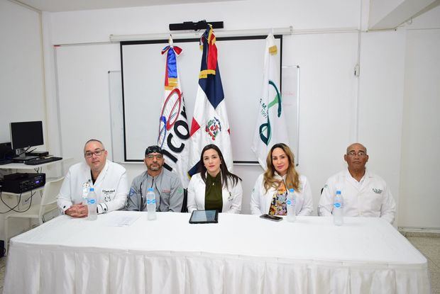 El equipo de profesionales que integran el Comité Hospitalario del Trasplantes del CMD 21, de la ciudad de San Francisco de Macorís.