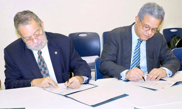 Hernández Rubio y Fernández firman el acuerdo. 