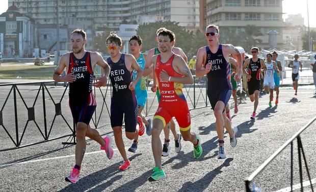 Varios atletas de triatlón participan en la Copa Panamericana de Triatlón, este domingo en La Habana (Cuba).